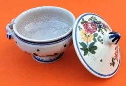 Petit bouillon sur piédouche Ancienne céramique polychrome
