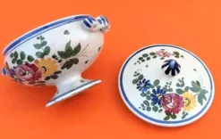 Petit bouillon sur piédouche Ancienne céramique polychrome