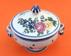 Petit bouillon sur piédouche Ancienne céramique polychrome