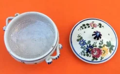Petit bouillon sur piédouche Ancienne céramique polychrome