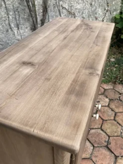 Petit buffet ancien en bois