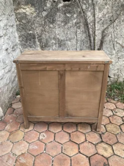 Petit buffet ancien en bois