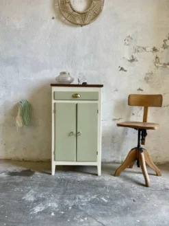 Petit buffet confiturier parisien vintage vert sauge – charme rétro