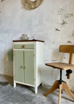 Petit buffet confiturier parisien vintage vert sauge – charme rétro