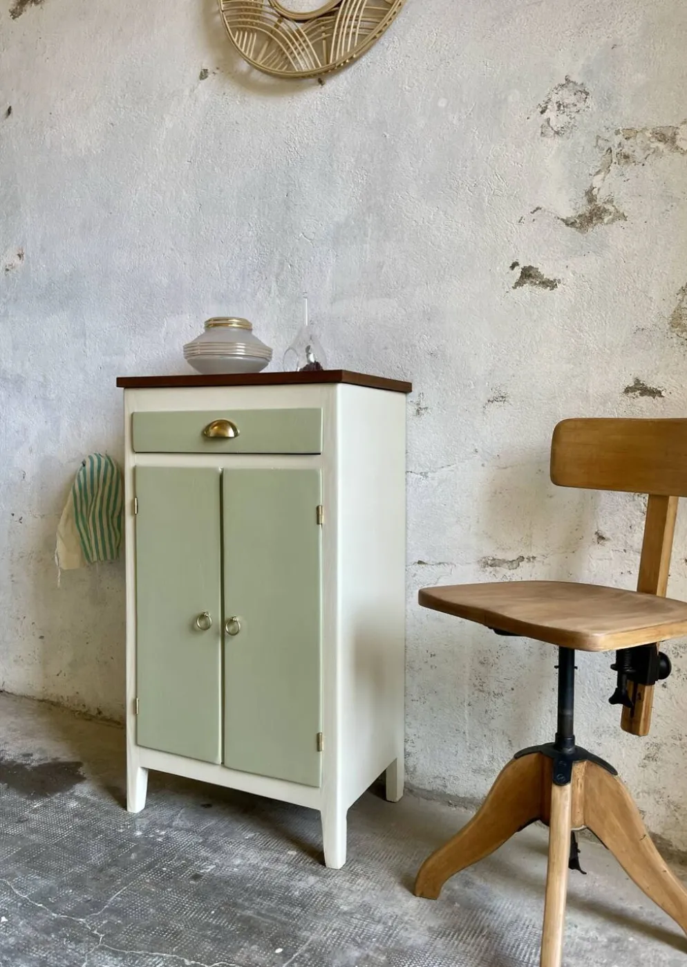 Petit buffet confiturier parisien vintage vert sauge – charme rétro