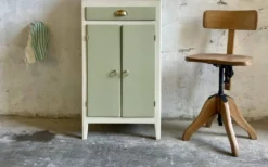 Petit buffet confiturier parisien vintage vert sauge – charme rétro