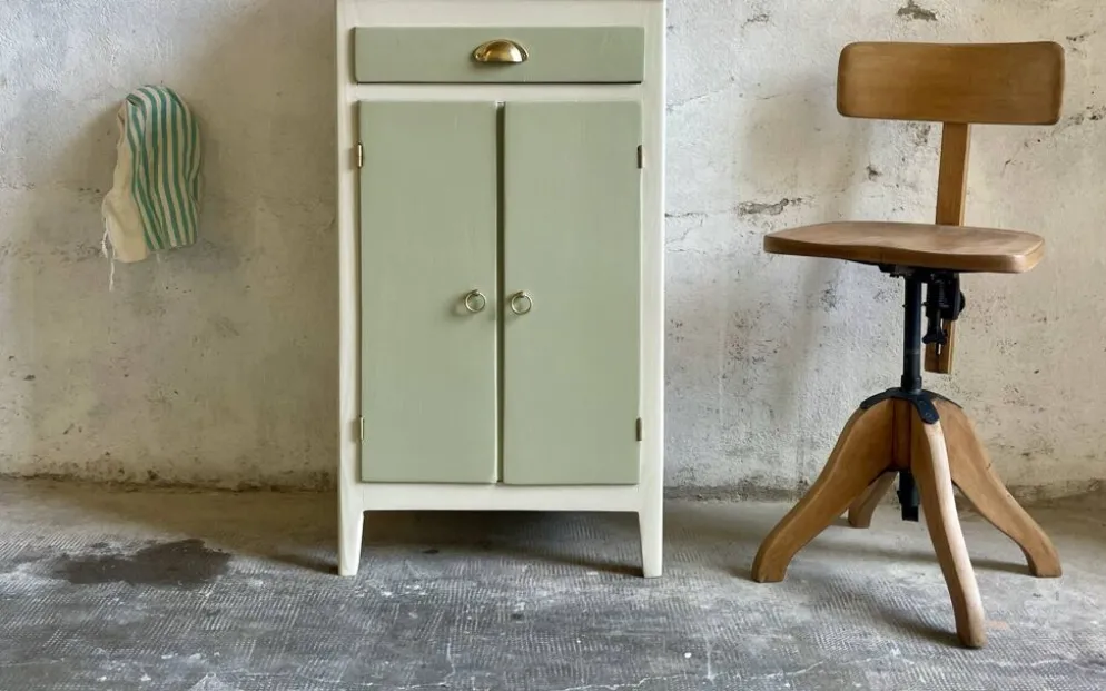 Petit buffet confiturier parisien vintage vert sauge – charme rétro