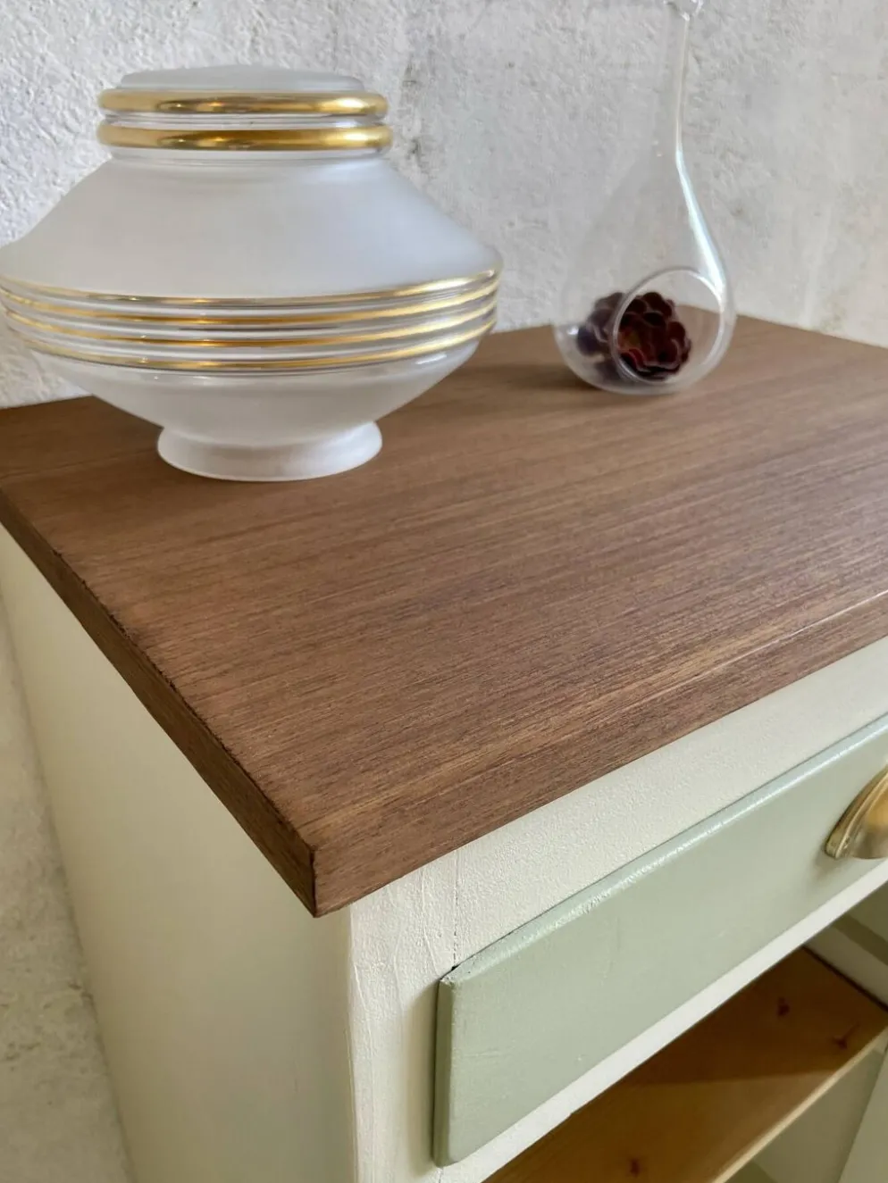 Petit buffet confiturier parisien vintage vert sauge – charme rétro