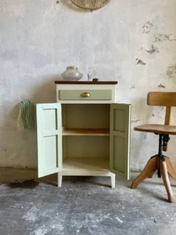 Petit buffet confiturier parisien vintage vert sauge – charme rétro