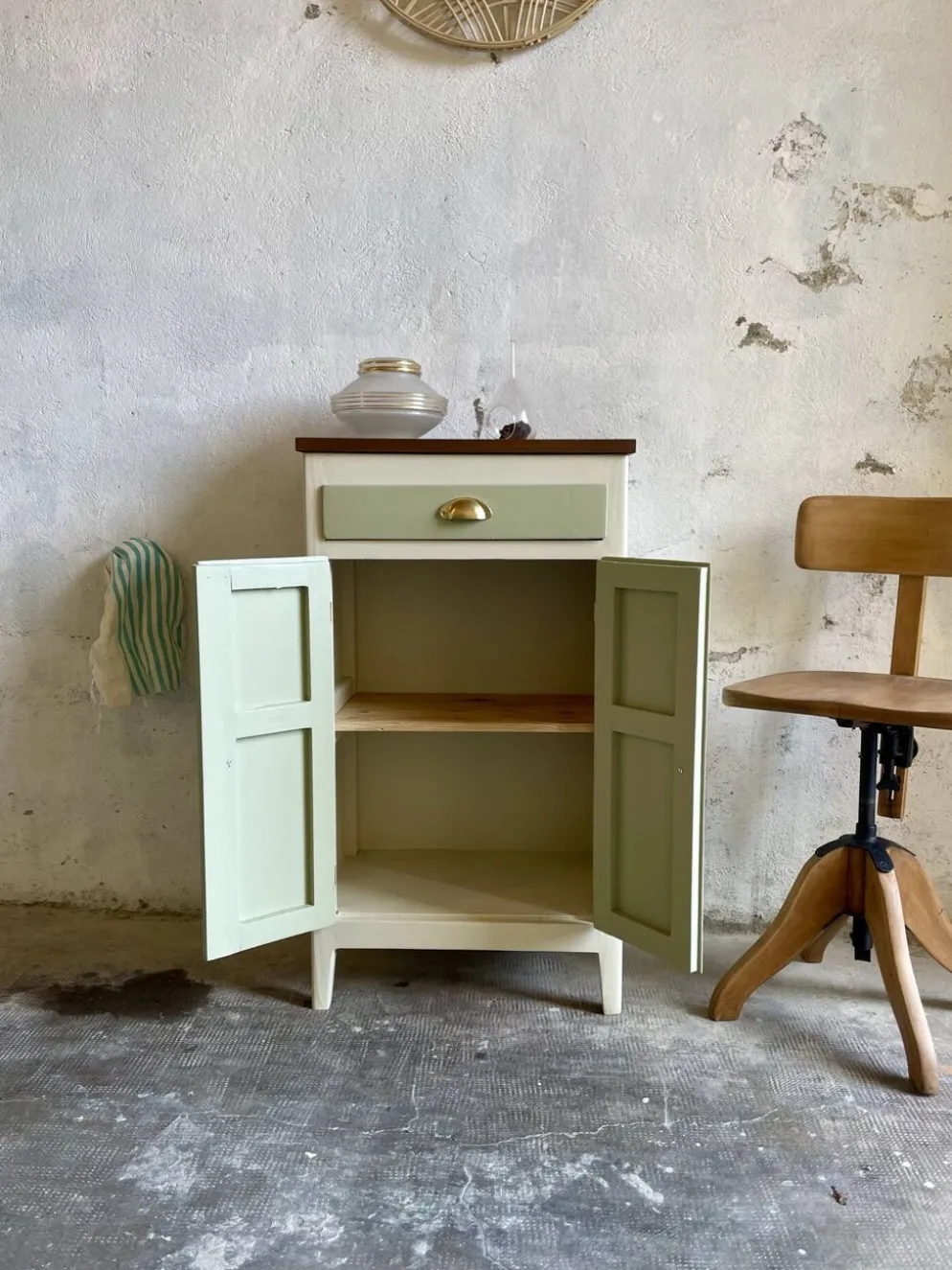 Petit buffet confiturier parisien vintage vert sauge – charme rétro