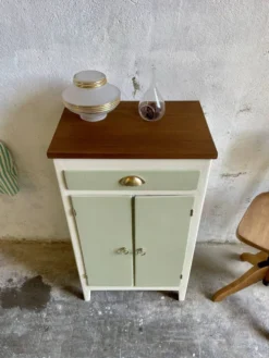 Petit buffet confiturier parisien vintage vert sauge – charme rétro