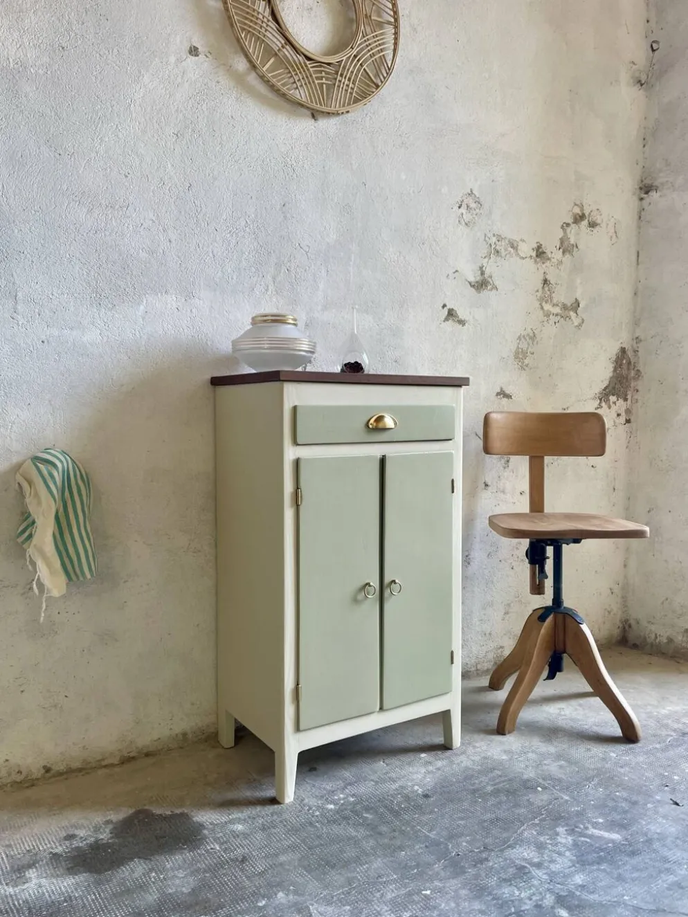 Petit buffet confiturier parisien vintage vert sauge – charme rétro