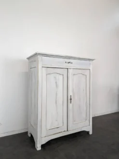 Petit buffet deux portes un tiroir en bois patiné blanc