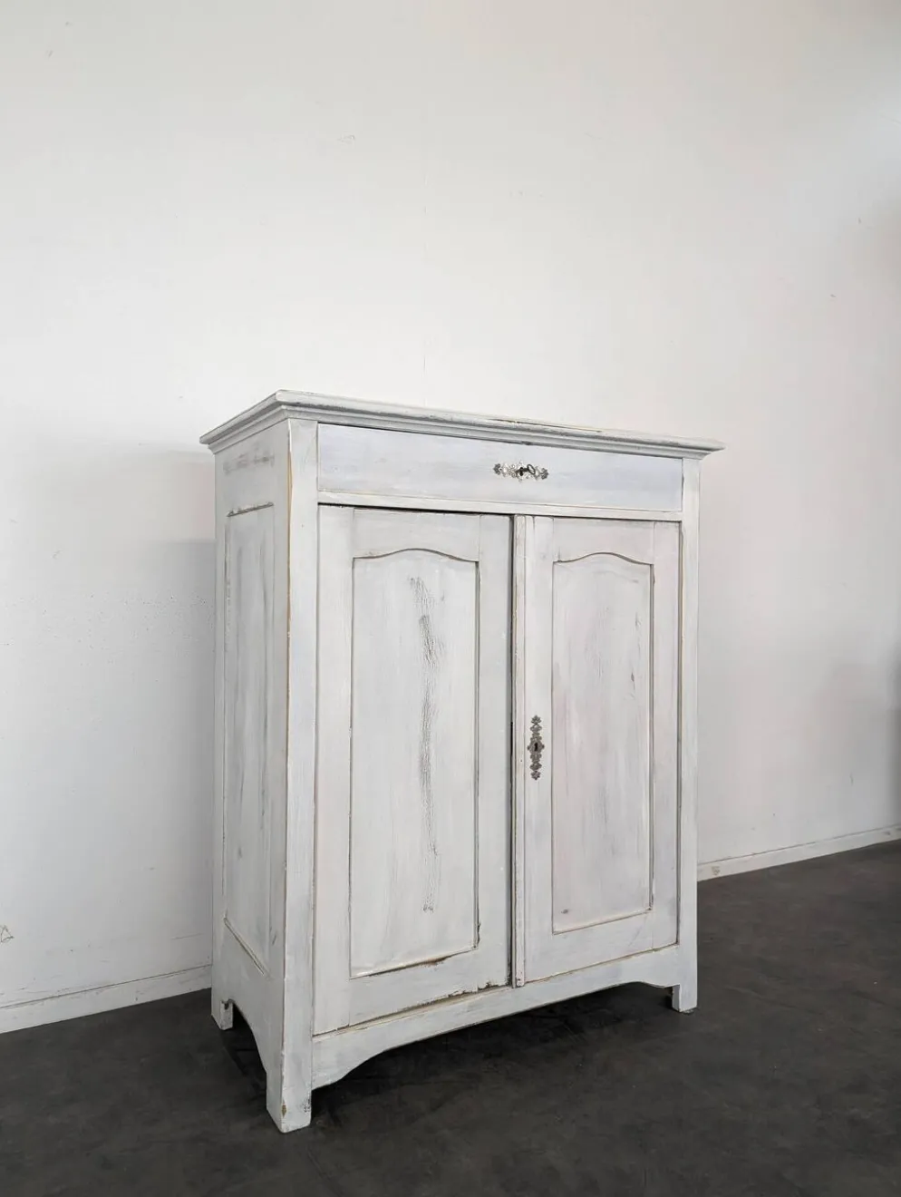 Petit buffet deux portes un tiroir en bois patiné blanc