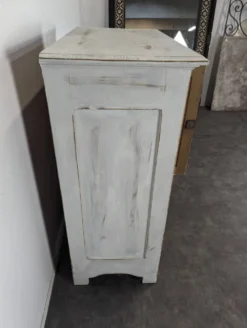 Petit buffet deux portes un tiroir en bois patiné blanc