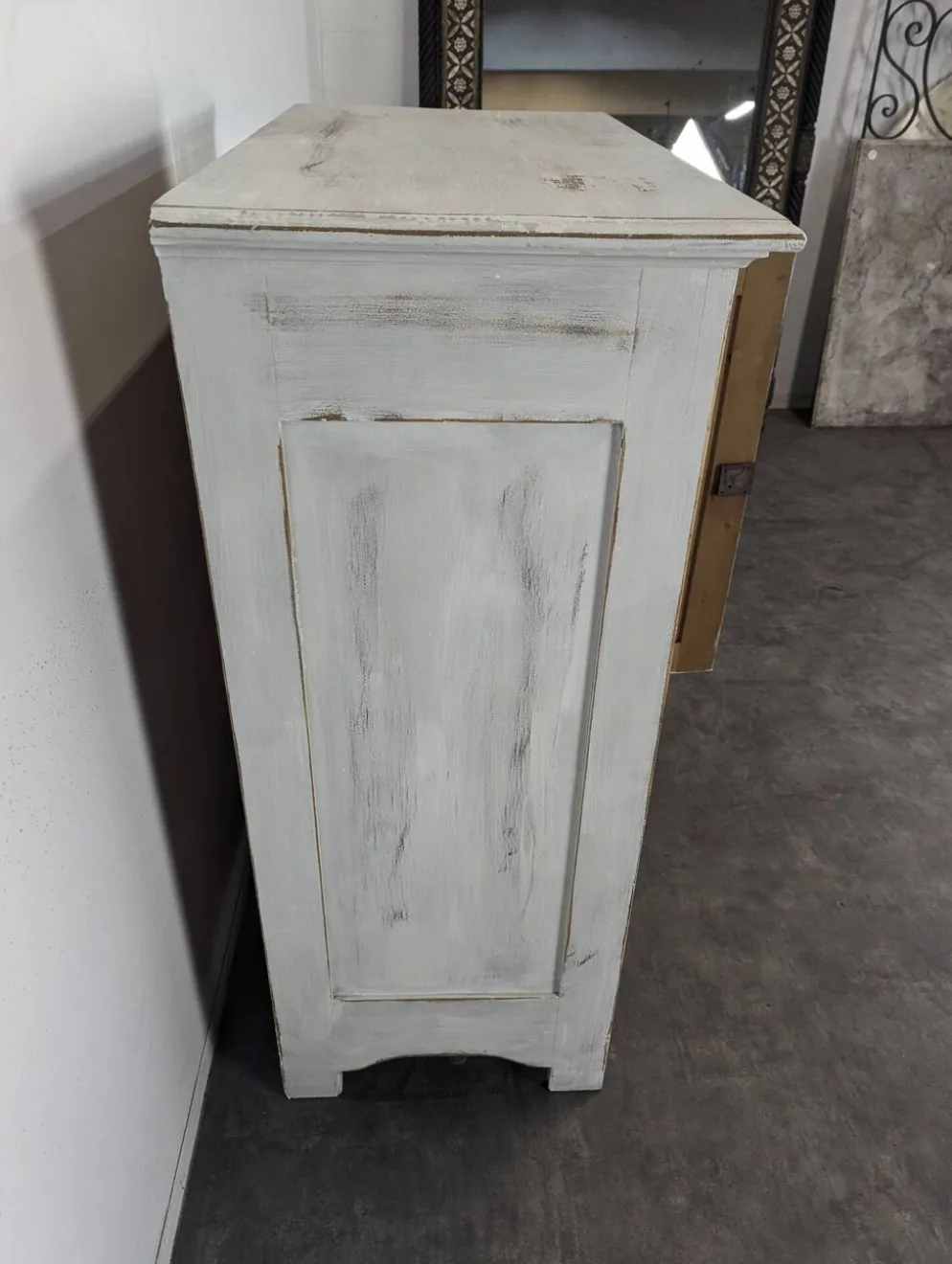 Petit buffet deux portes un tiroir en bois patiné blanc