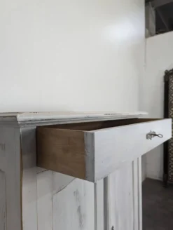Petit buffet deux portes un tiroir en bois patiné blanc