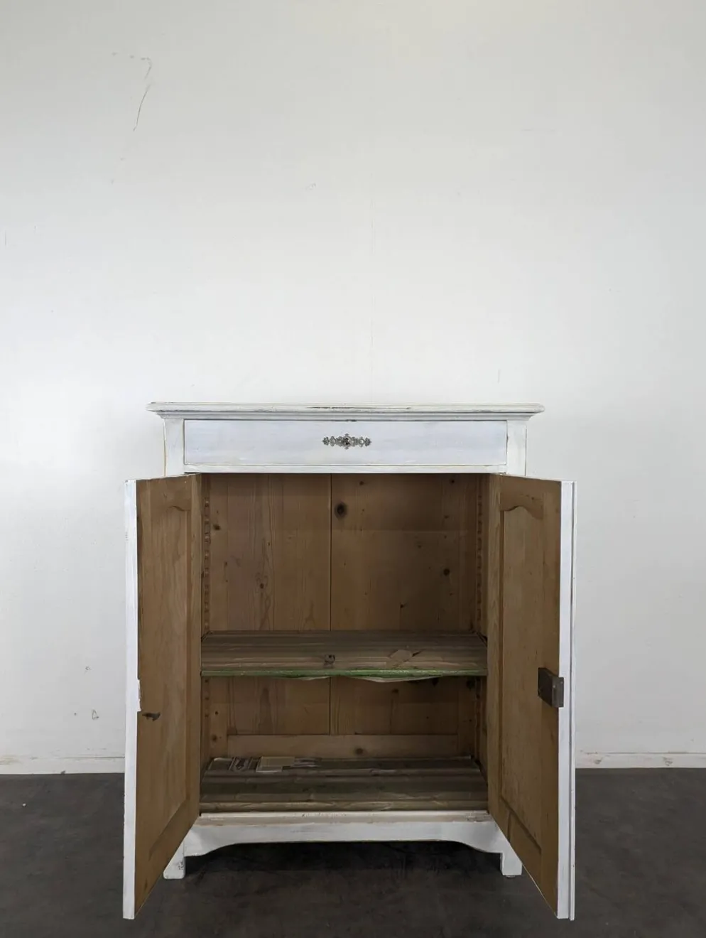 Petit buffet deux portes un tiroir en bois patiné blanc