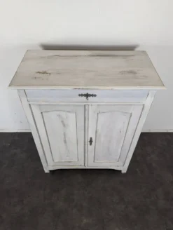 Petit buffet deux portes un tiroir en bois patiné blanc