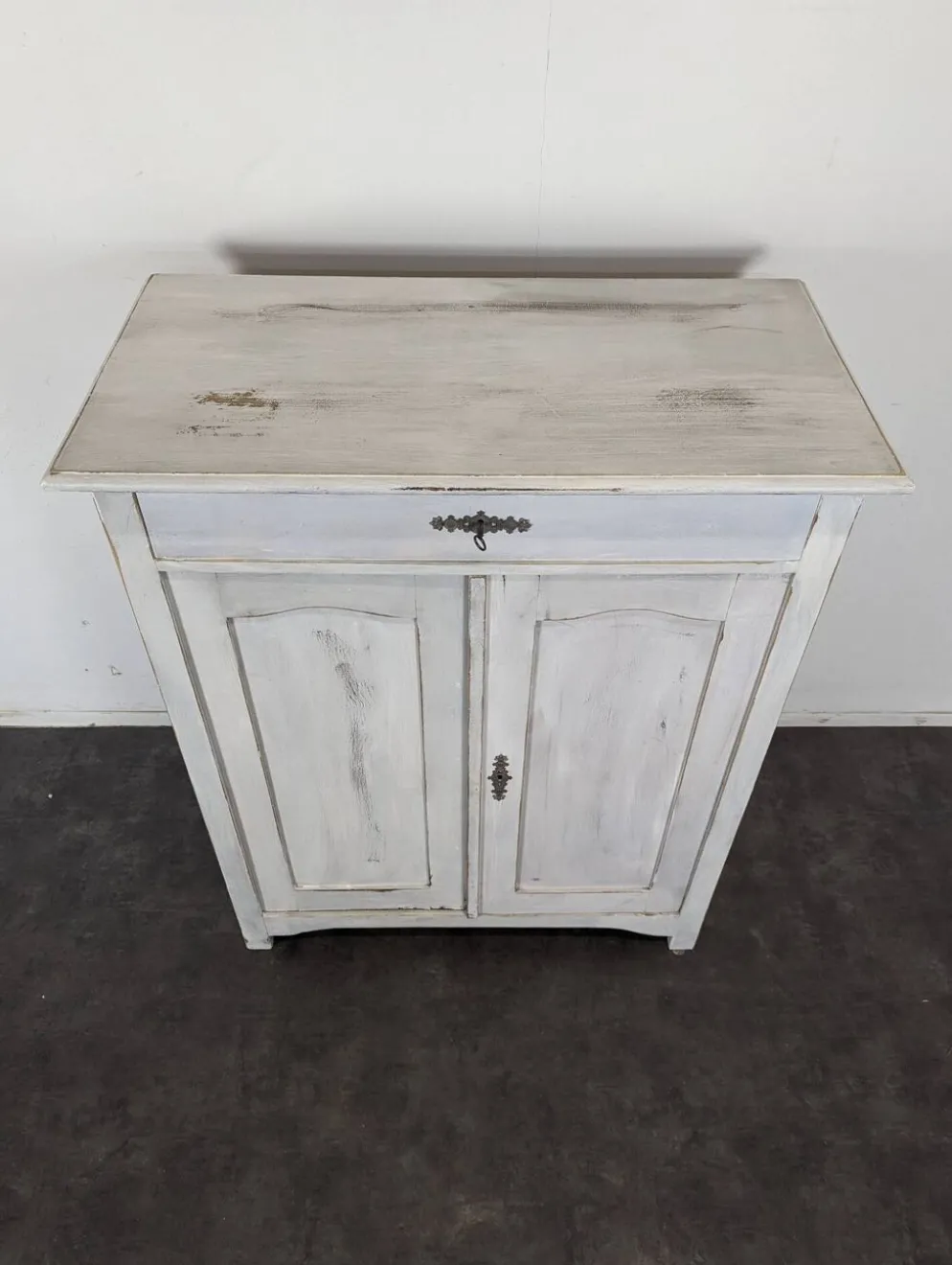 Petit buffet deux portes un tiroir en bois patiné blanc
