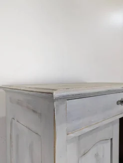 Petit buffet deux portes un tiroir en bois patiné blanc