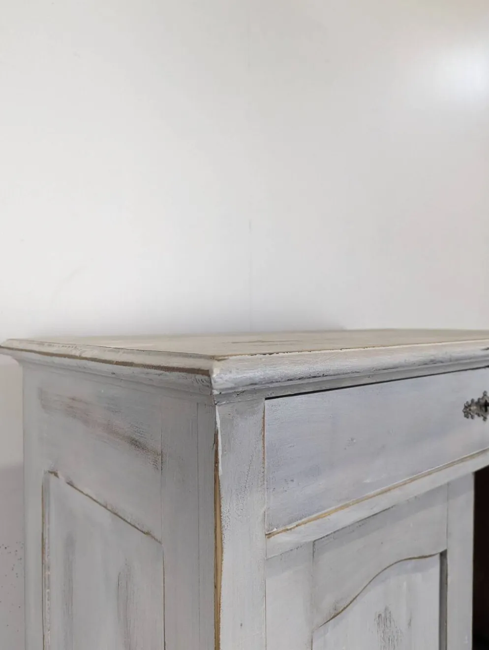 Petit buffet deux portes un tiroir en bois patiné blanc