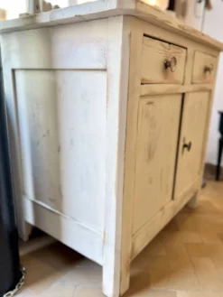 Petit buffet patiné