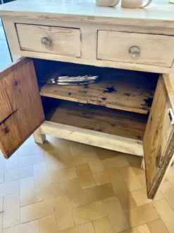 Petit buffet patiné