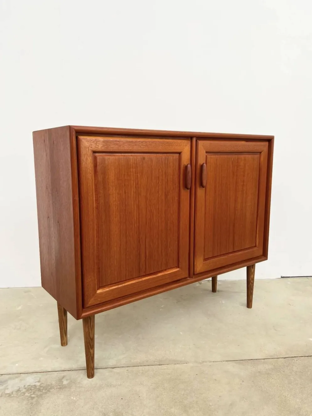 Petit buffet teck 2 portes scandinave vintage
