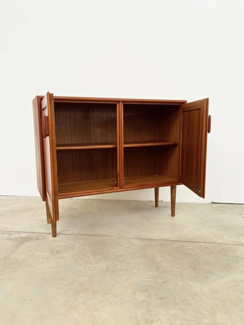 Petit buffet teck 2 portes scandinave vintage