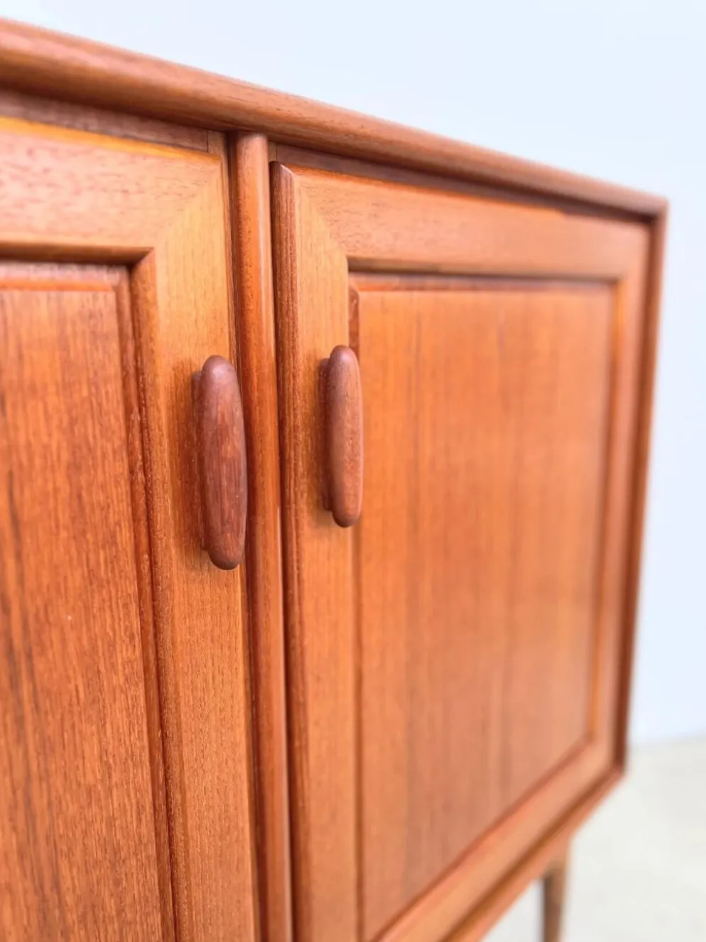 Petit buffet teck 2 portes scandinave vintage