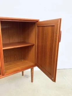 Petit buffet teck 2 portes scandinave vintage
