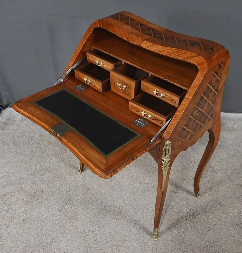 Petit bureau de dame en marqueterie, style Louis XV – 1ère partie XXe