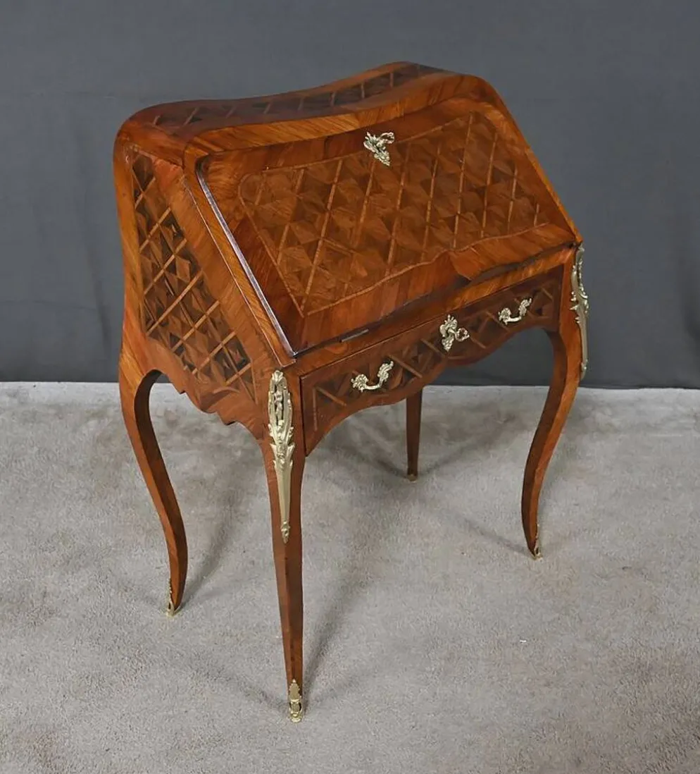 Petit bureau de dame en marqueterie, style Louis XV – 1ère partie XXe