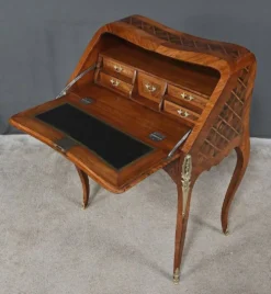 Petit bureau de dame en marqueterie, style Louis XV – 1ère partie XXe