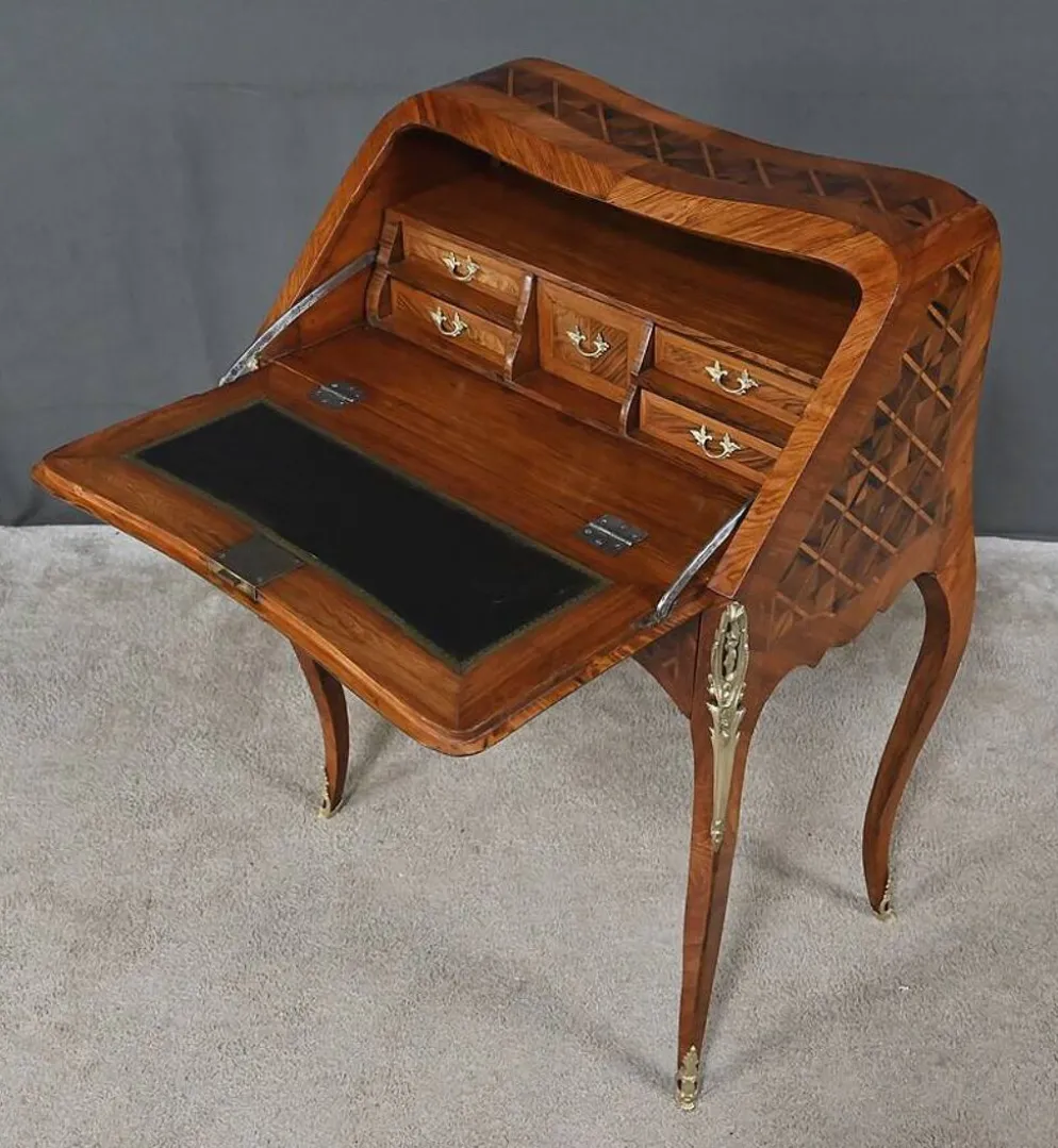 Petit bureau de dame en marqueterie, style Louis XV – 1ère partie XXe