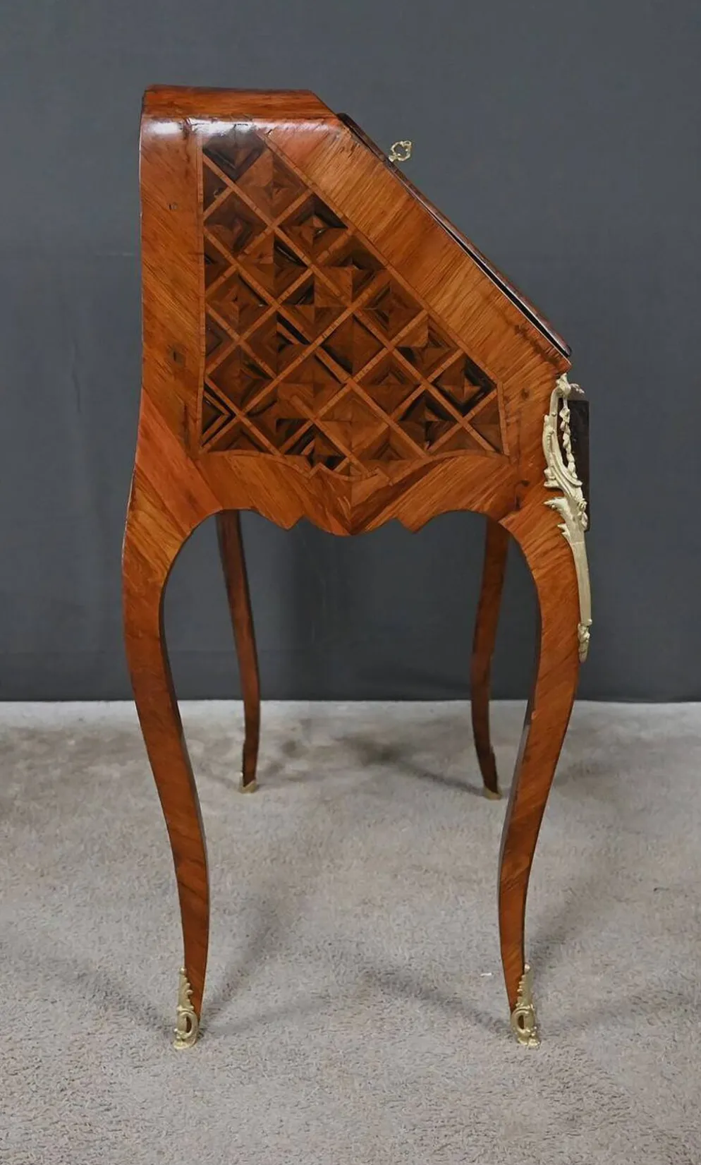 Petit bureau de dame en marqueterie, style Louis XV – 1ère partie XXe