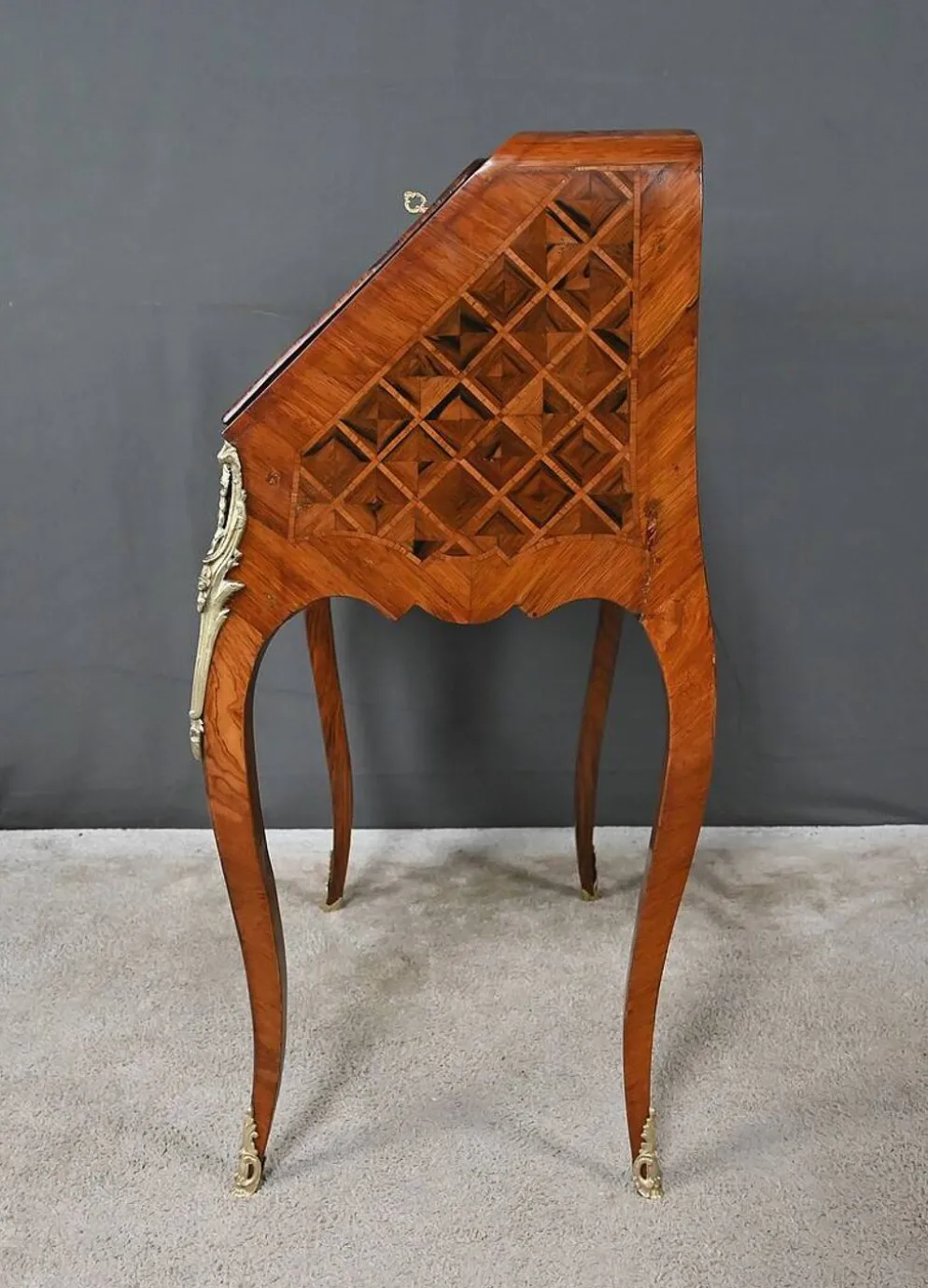 Petit bureau de dame en marqueterie, style Louis XV – 1ère partie XXe