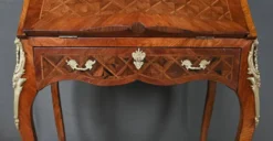 Petit bureau de dame en marqueterie, style Louis XV – 1ère partie XXe