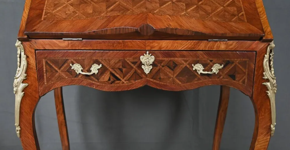 Petit bureau de dame en marqueterie, style Louis XV – 1ère partie XXe