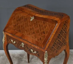 Petit bureau de dame en marqueterie, style Louis XV – 1ère partie XXe