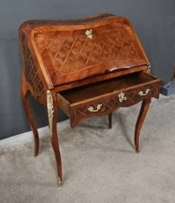 Petit bureau de dame en marqueterie, style Louis XV – 1ère partie XXe