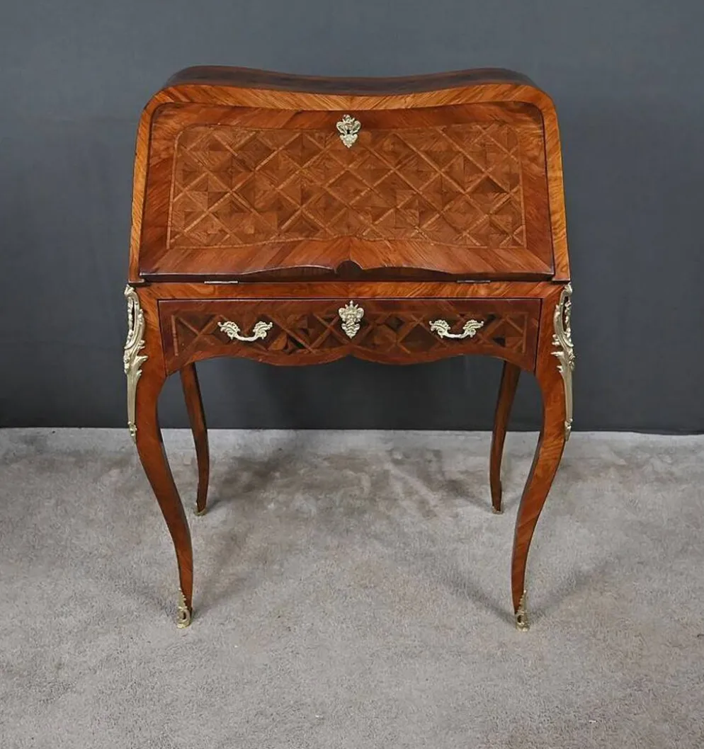 Petit bureau de dame en marqueterie, style Louis XV – 1ère partie XXe