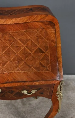 Petit bureau de dame en marqueterie, style Louis XV – 1ère partie XXe