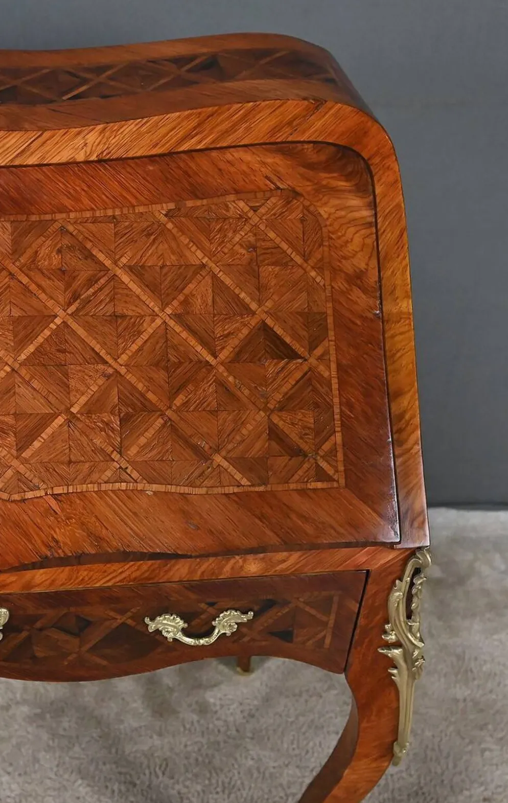Petit bureau de dame en marqueterie, style Louis XV – 1ère partie XXe