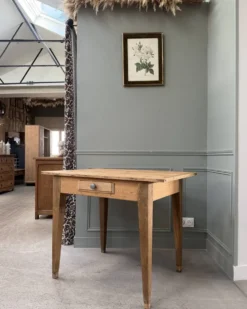 Petit bureau vintage en chêne et pin massif (rénové)