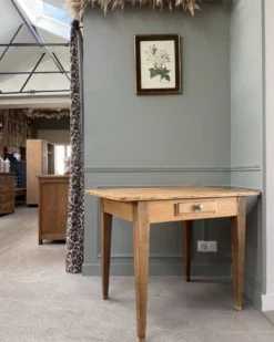 Petit bureau vintage en chêne et pin massif (rénové)