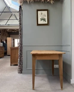 Petit bureau vintage en chêne et pin massif (rénové)