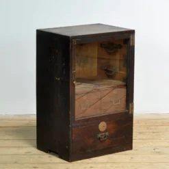 Petit cabinet d'exposition japonais, vers 1925
