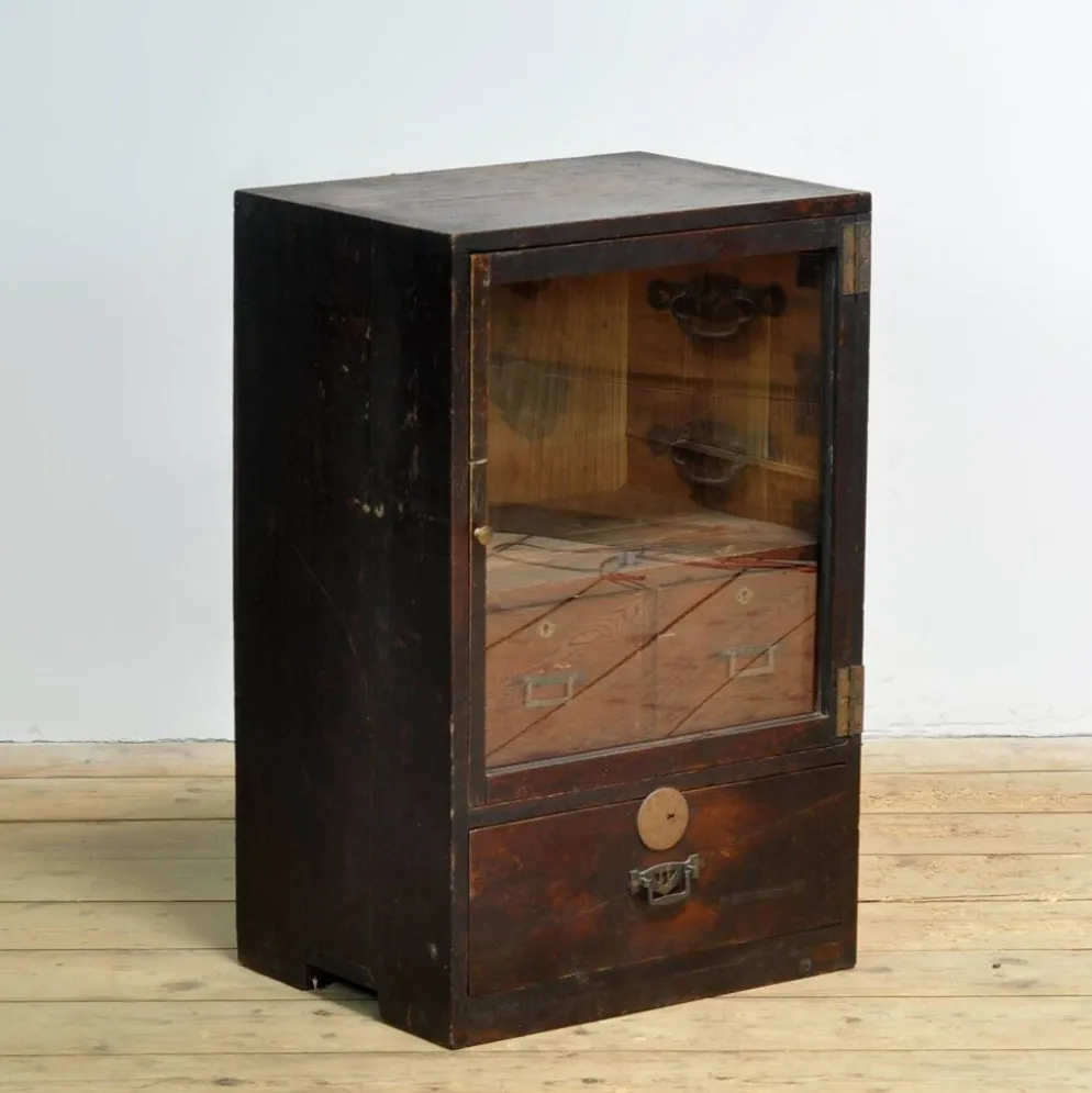 Petit cabinet d'exposition japonais, vers 1925